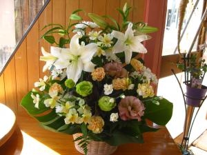 カサブランカがはいった御供えアレンジメント♪「さくら花店　三馬店」（石川県金沢市の花屋）のギャラリー写真